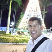 Profesor de matemáticas imparte clases para niños de todas las edades